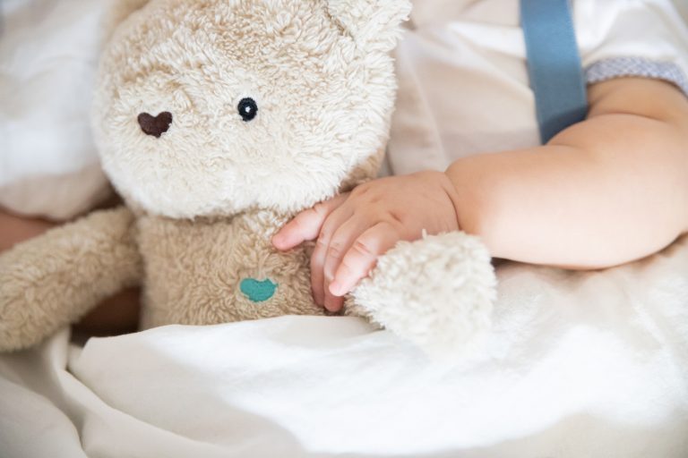 Comment les sons apaisants influencent-ils le sommeil des bébés ?